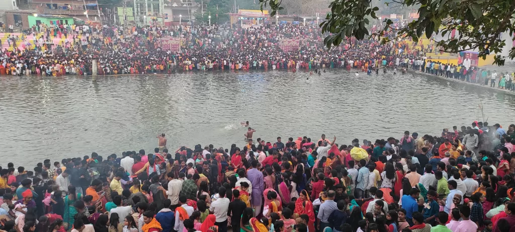 Chhath Puja 2023: Devotees offering prayers to the sun god, Surya, by the riverside